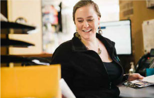 img-women-office-files